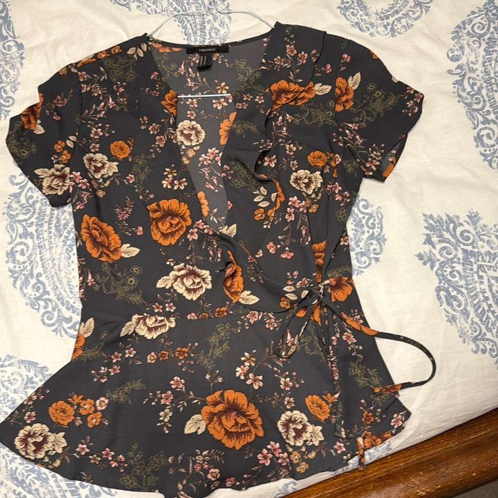 Lovely, short sleeve forever 21 dressy or blue jeans type top
